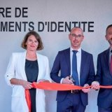 Sandra Tiano (cheffe du Service valaisan) de la population et des migrations), Fabrice Thétaz (président de Monthey) et Frédéric Favre (conseiller d'Etat en charge de la sécurité, des institutions et du sport) ont inauguré le nouveau centre de collecte de données biométriques, lundi à Monthey. Sédrik Németh/DR